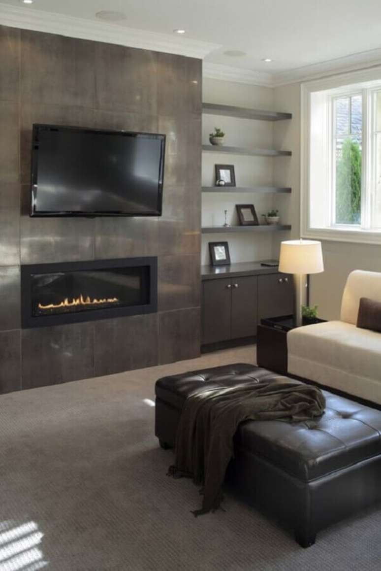 59. Tons de cinza para decoração de sala com lareira – Foto: Home Stratosphere
