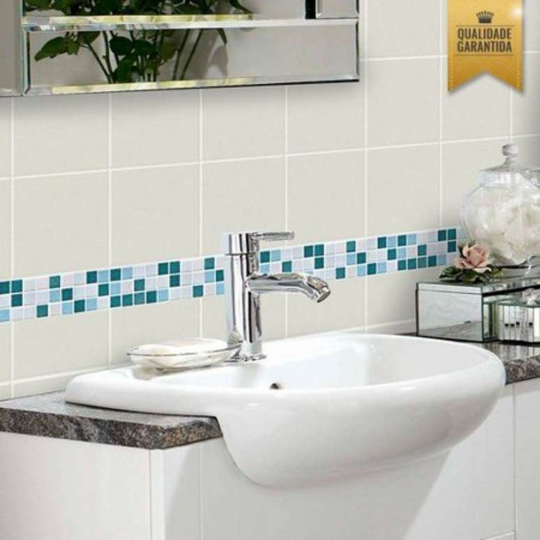 29. Pastilhas adesivas para banheiro na cor azul &ndash; Via: Cola Comigo