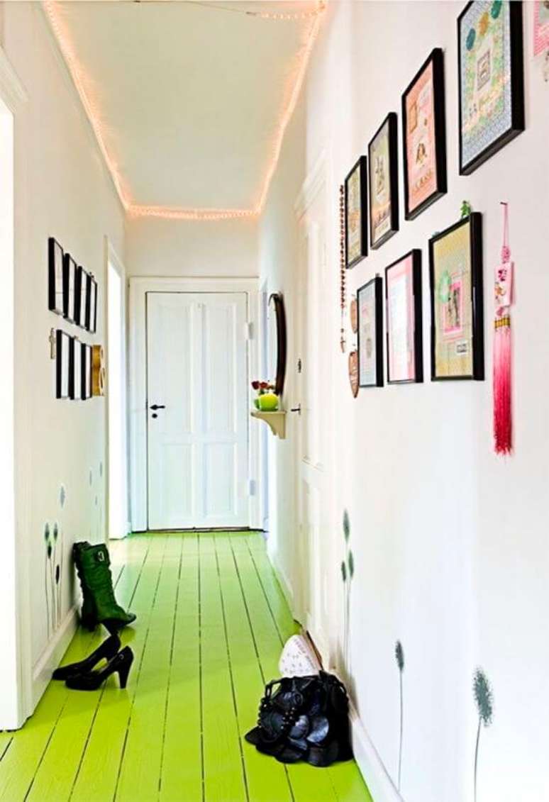 34. Sala com piso pintado verde e decora&ccedil;&atilde;o criativa &ndash; Foto A Casa eh Sua