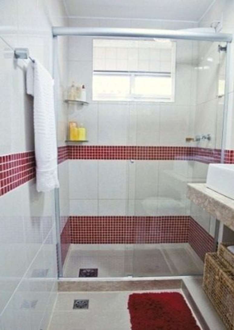 45. Banheiro com pastilhas adesivas na cor vermelha &ndash; Via: Pinterest