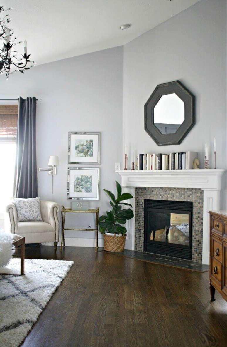 24. Decoração de sala com lareira e vaso de planta no chão – Foto: Pinterest