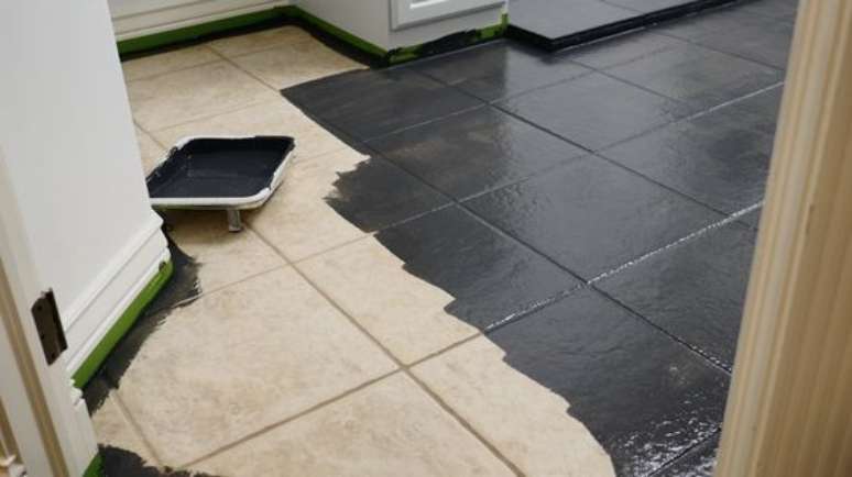 26. Piso pintado em preto &ndash; Foto All Things Thrifty