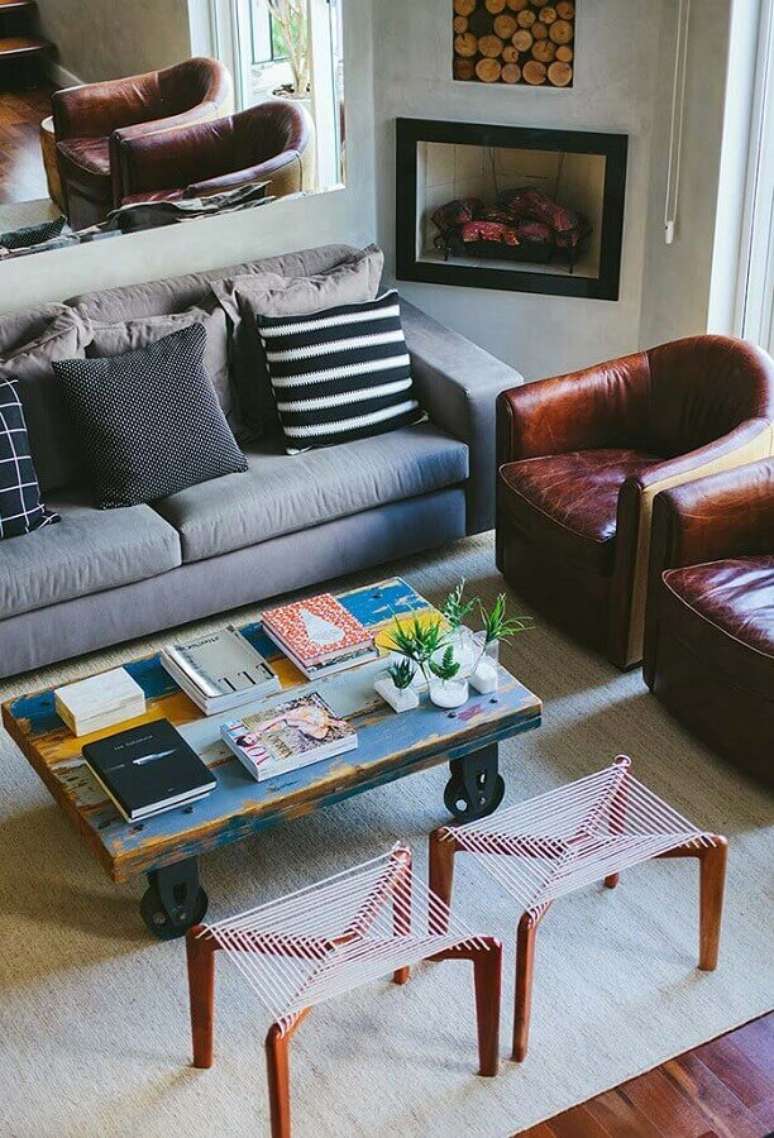 40. Poltronas de couro para decoração de sala com lareira de canto – Foto: Pinterest