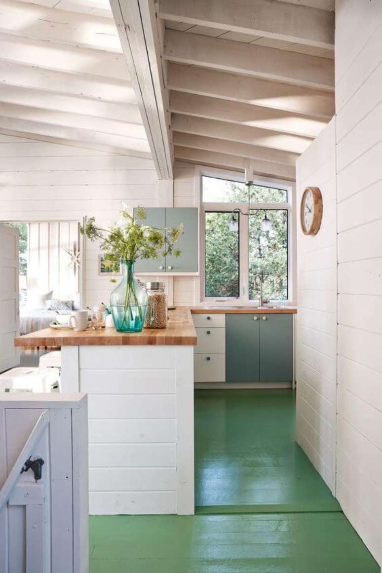 5. Piso pintado verde com cozinha rustica branca e cinza &ndash; Foto Sarah Richardson Design