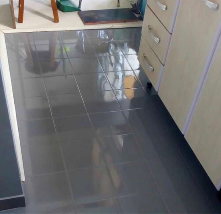 38. Cozinha com piso pintado com tinta epoxi &ndash; Foto Pinterest