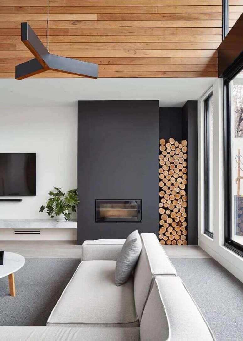 31. Decoração em tons de cinza para sala de estar com lareira moderna – Foto: Pinterest