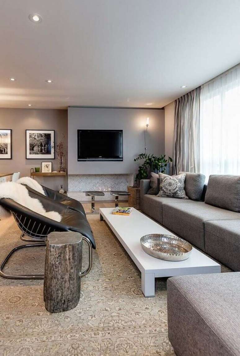 16. Decoração na cor cinza para sala com lareira e poltronas modernas – Foto: Houzz