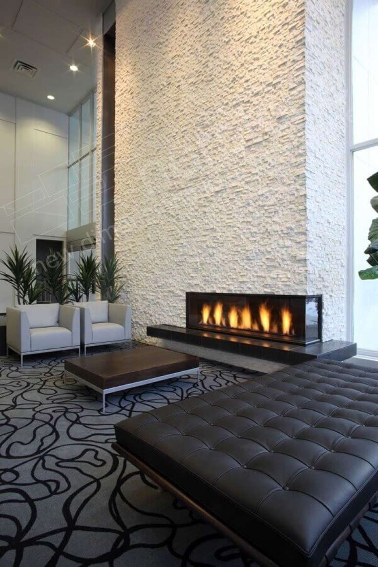 34. Decoração moderna de sala de estar com lareira elétrica de canto – Foto: Pinterest