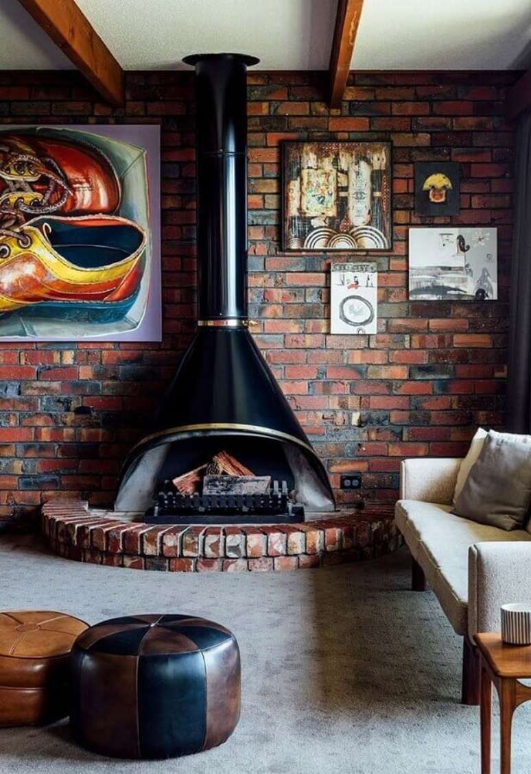 25. Decoração de sala com lareira rústica de ferro e tijolinho à vista – Foto: Pinterest