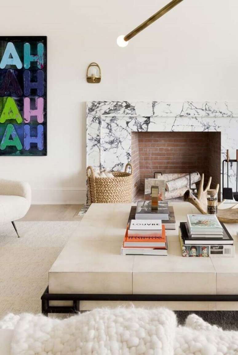 30. Decoração em cores claras para sala com lareira rústica revestida de tijolinho – Foto: Pinterest