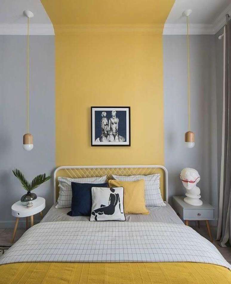 2. Decoração de quarto cinza e amarelo com cabeceira de ferro branca – Foto: habitissimo