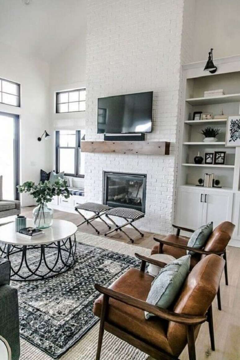 26. Decoração de sala com lareira simples e poltronas de madeira – Foto: Monarch Plank