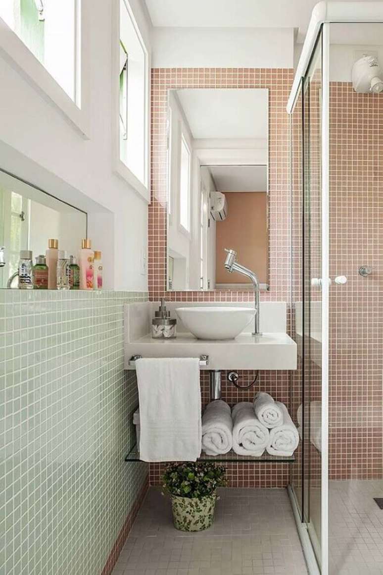 63. Banheiro pequeno com parede de pastilhas adesivas – Foto Minha Casa