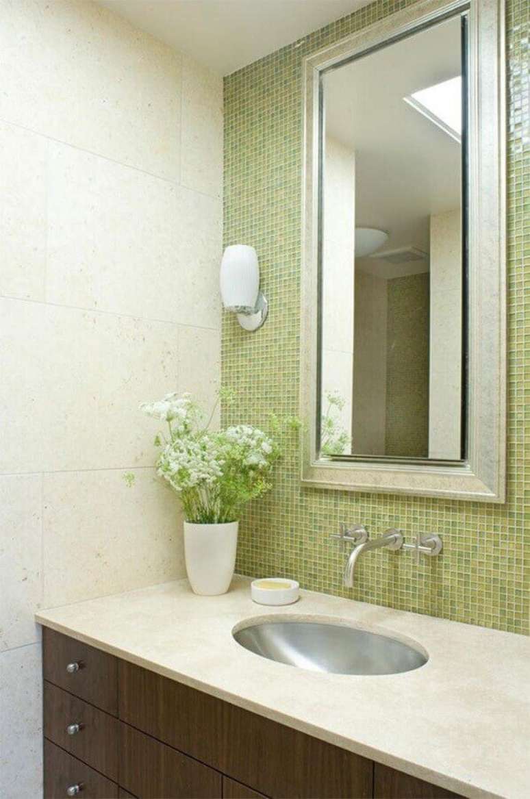 62. Banheiro com pastilha adesiva de vidro verde ao redor do espelho – Foto John Lum Architecture