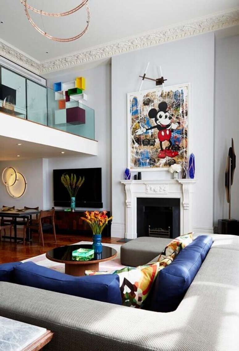 41. Quadro grande para decoração de sala com lareira clássica e sofá de canto – Foto: Home Fashion Trend