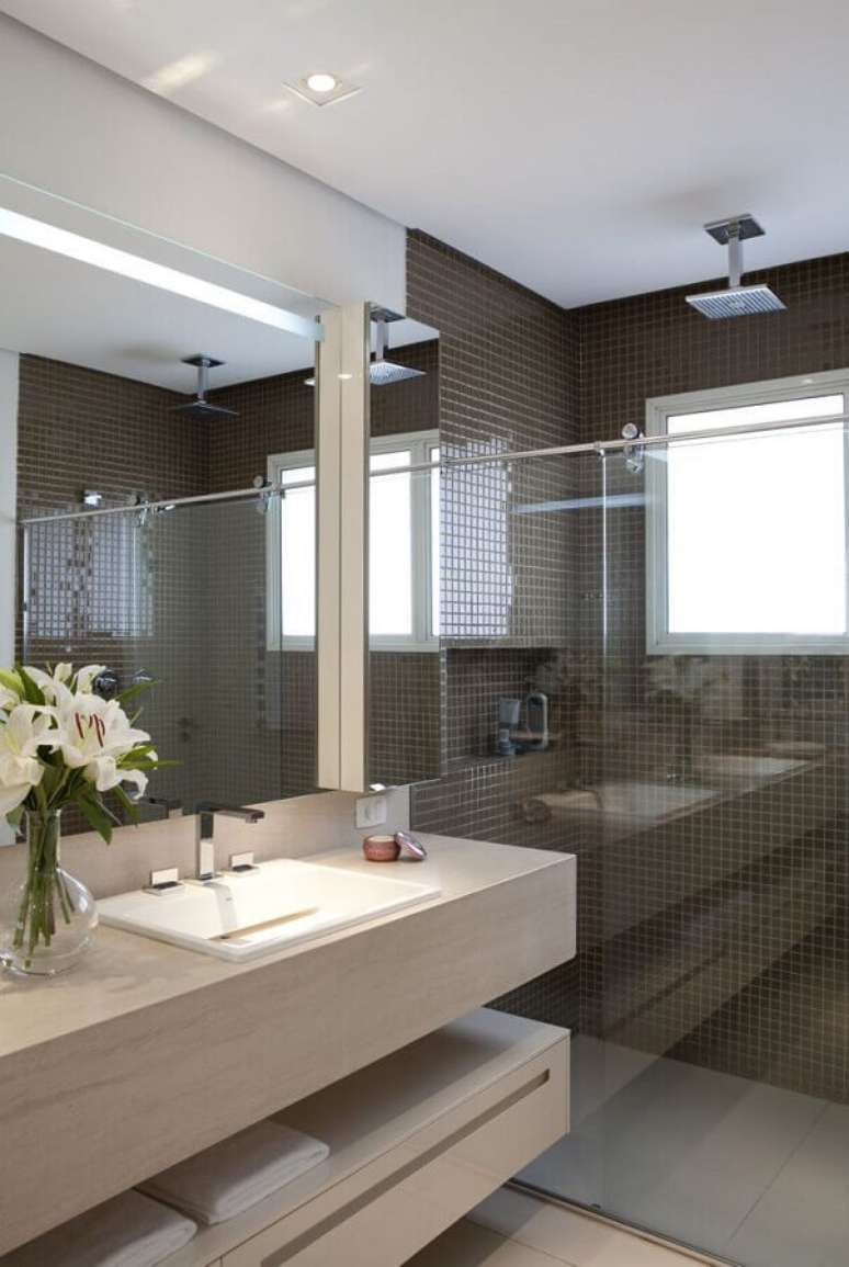 60. Banheiro com pastilhas adesivas de vidro marrom &ndash; Foto Ceramica Cielo Piatto Coccia