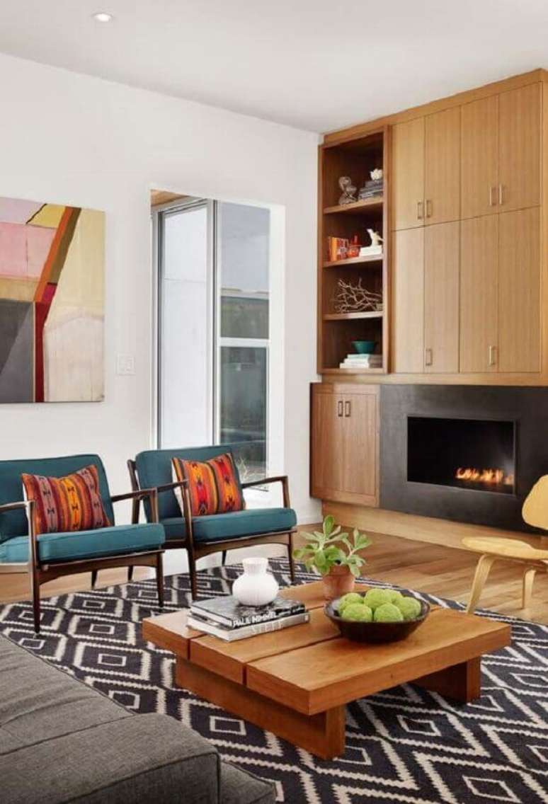 11. Armário de madeira planejado para decoração de sala com lareira – Foto: Jeito de Casa