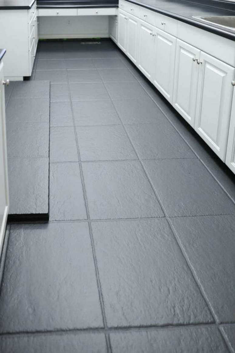 18. Piso pintado cinza para cozinha moderna &ndash; Foto All Things Thrifty