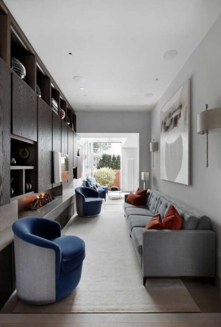 53. Sala moderna decorada com lareira e poltrona azul – Foto: Home Fashion Trend