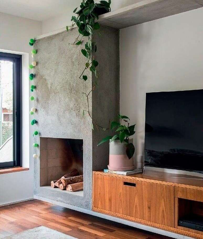 42. Rack de madeira para decoração de sala de estar com lareira rústica – Foto: Dicas Decor