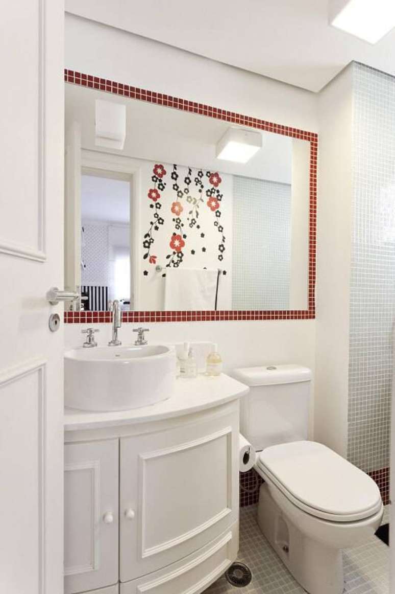 1. O contorno do espelho feito com pastilhas adesivas deixa o banheiro mais alegre e dá acabamento ao ambiente. Projeto por Sesso e Dalanezi.