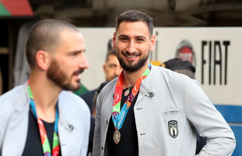 Donnarumma (à dir.) e Bonucci, eleitos para a seleção da Eurocopa, durante comemoração da Itália