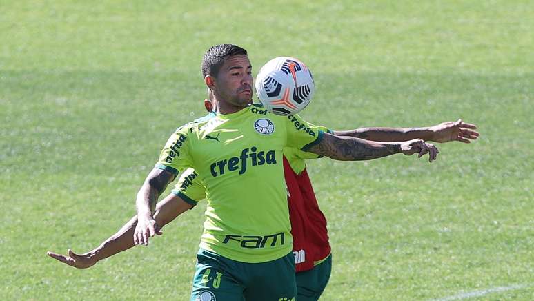 Citado como trunfo alviverde no Chile, Dudu domina a bola no treino desta terça