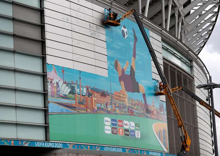 Trabalhadores removem cartaz promocional da Eurocopa em Wembley um dia após a decisão entre Inglaterra e Itália