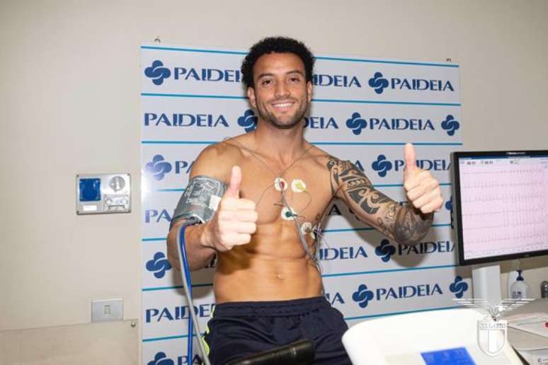 Felipe Anderson acena durante exames médicos na Lazio