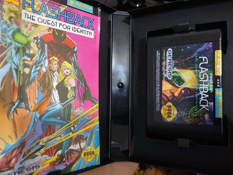 Cópia completa de FlashBack, de Mega Drive, com caixa e manual de jogo