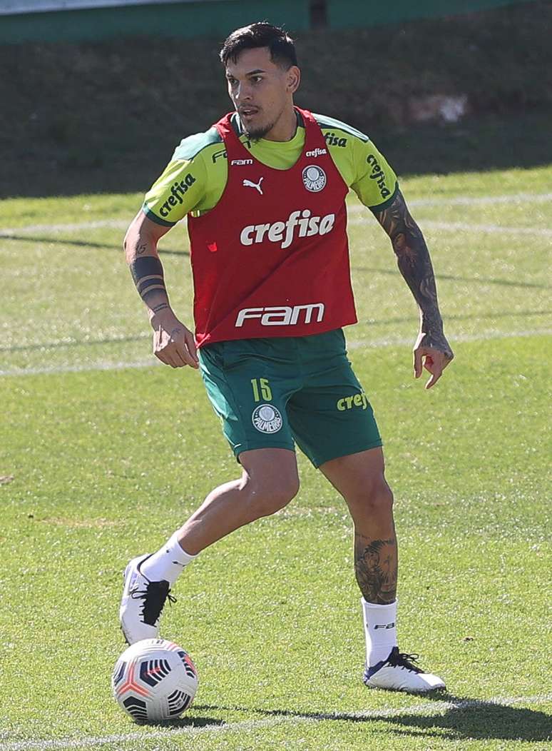Gustavo Gómez no último treino do Palmeiras antes da viagem para o Chile
