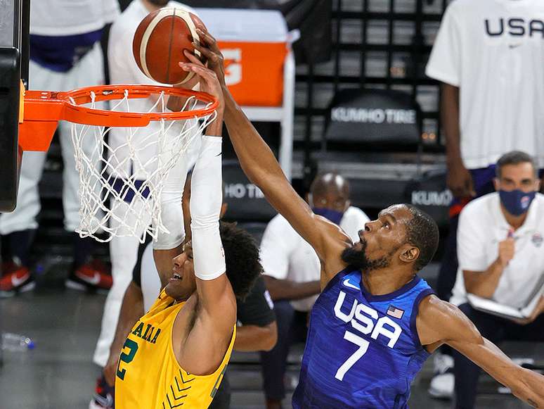 Kevin Durant tenta impedir cesta de australiano; nem o astro foi capaz de evitar nova derrota dos EUA