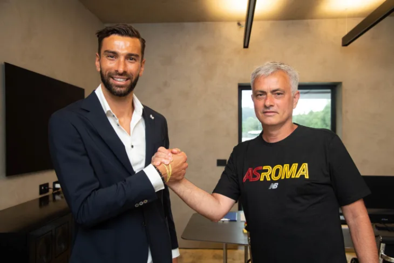 Rui Patrício cumprimenta José Mourinho em sua chegada ao time da Roma