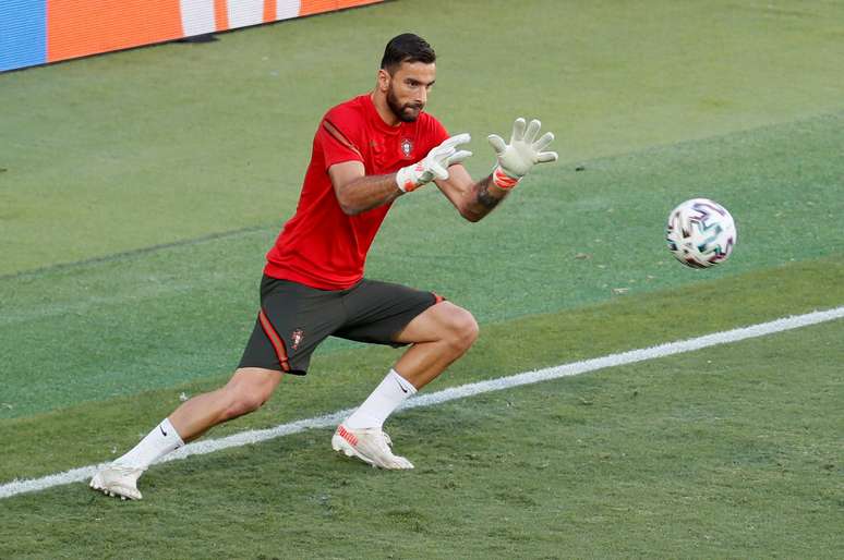 O goleiro Rui Patrício em treinamento de Portugal durante a última Eurocopa