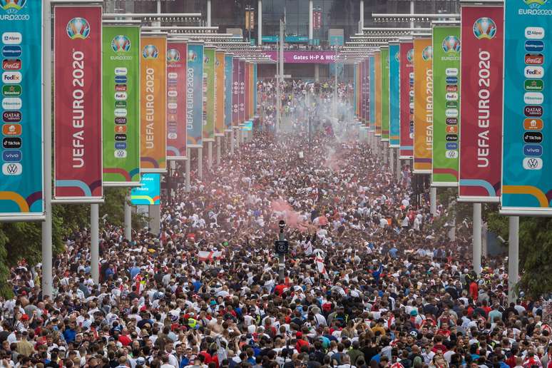 Torcedores do lado de fora do estádio de Wembley durante a final da Eurocopa