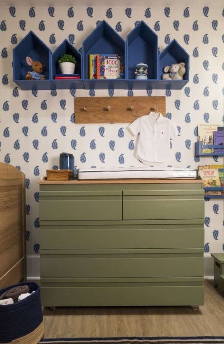 24. Cômoda com trocador verde para decoração de quarto de bebê azul e branco – Foto: Quartos Etc.