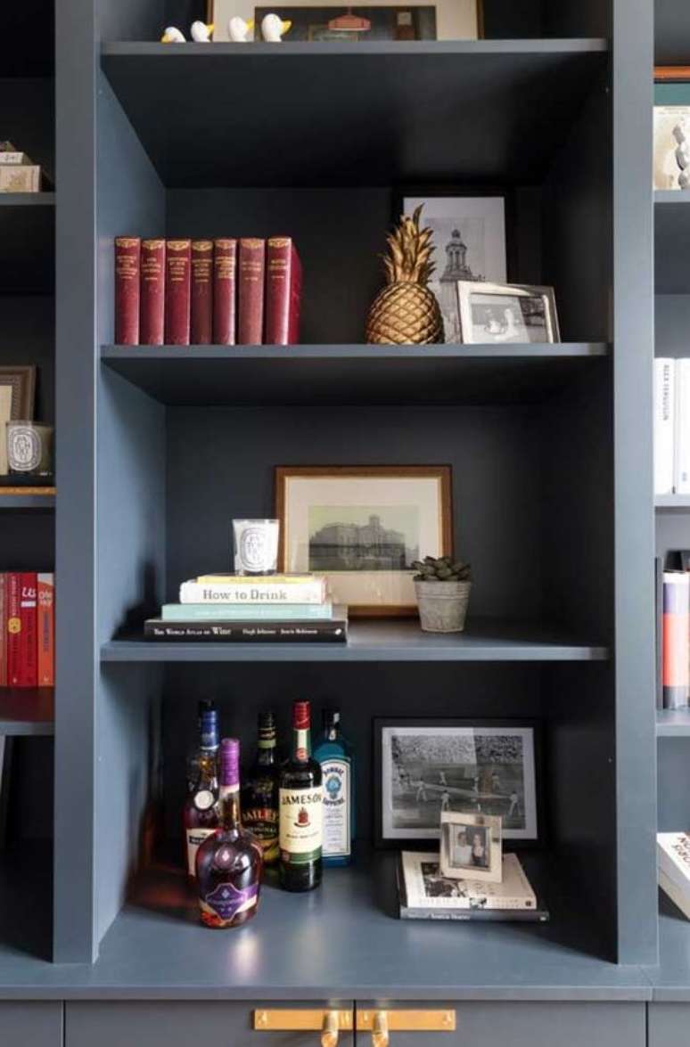 37. Enfeites para estante variados com bebidas livros e fotos &ndash; Foto Pinterest