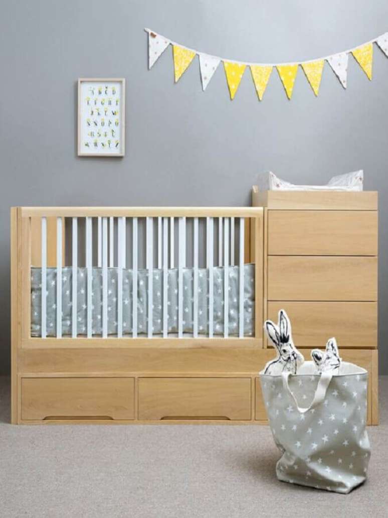 46. Modelo simples de berço com cômoda e trocador para quarto de bebê cinza – Foto: Pinterest