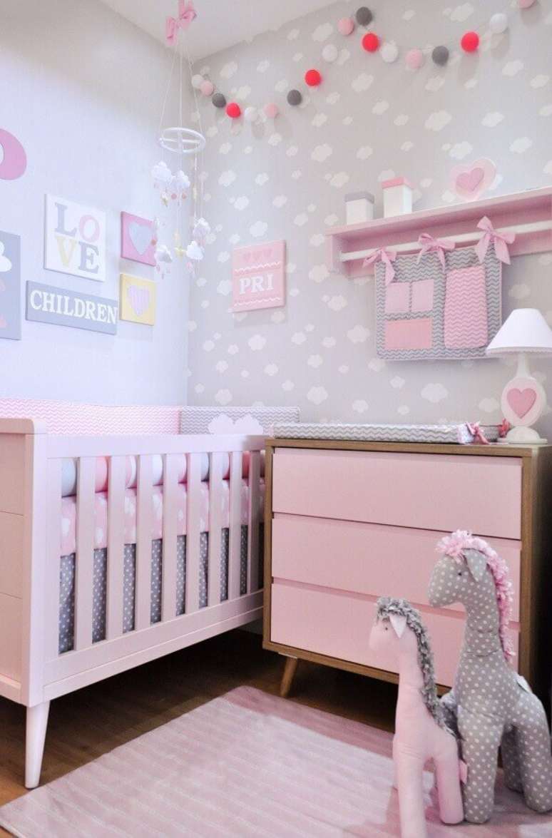 50. Quarto de bebê cinza e rosa decorado com cômoda com trocador – Foto: Puro Amor Baby Shop