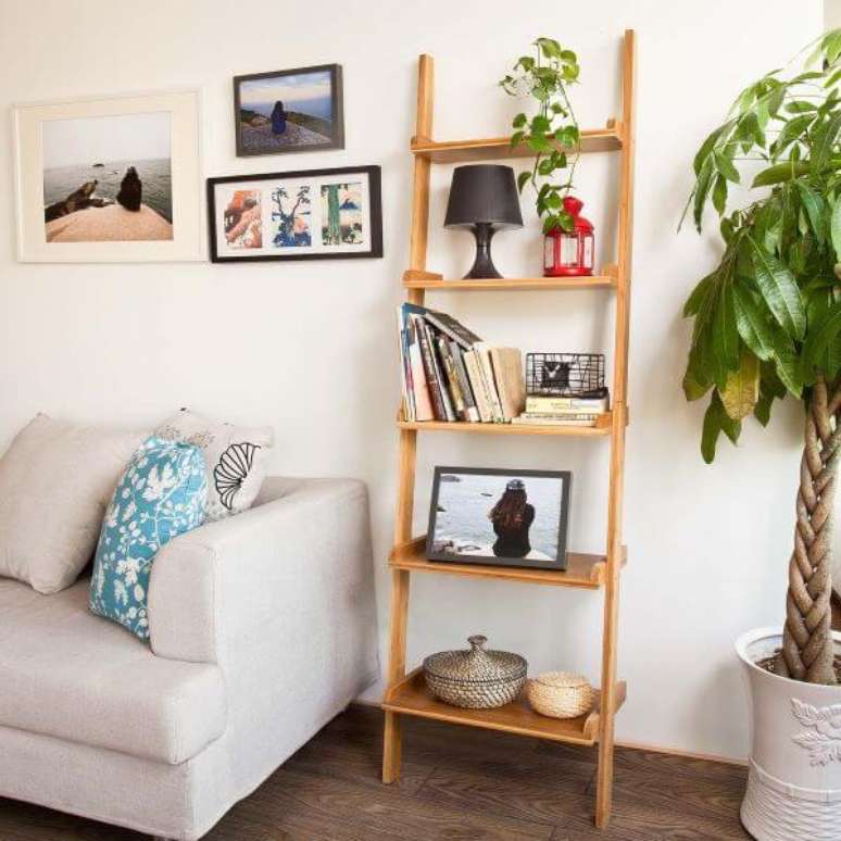 61. Sala com sofá cinza e estante cavalete de madeira – Foto Design Rulz
