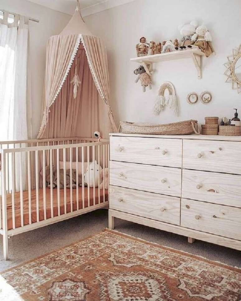 9. Quarto de bebê rústico decorado com cômoda de bebê com trocador – Foto: Vobibr