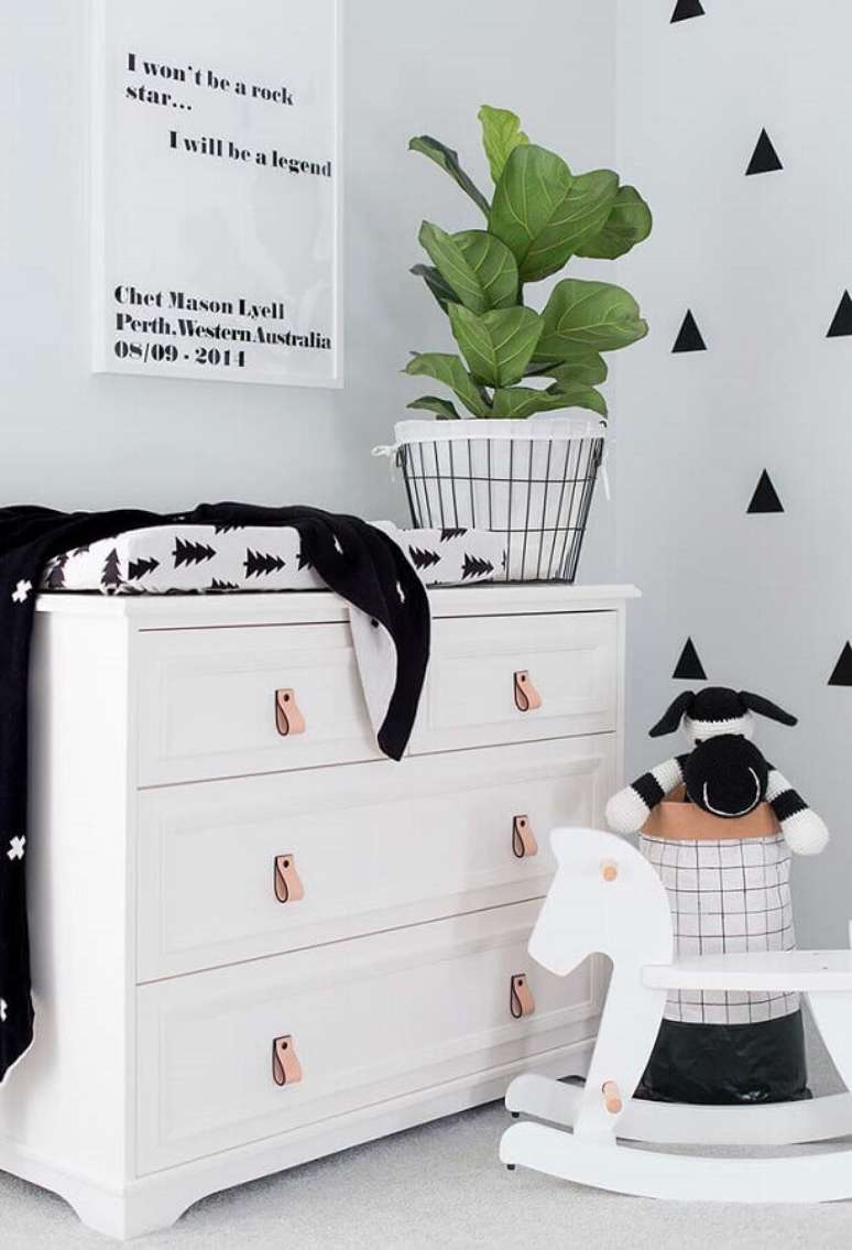 33. Decoração clean para quarto com cômoda de bebê com trocador branca – Foto: Pinterest
