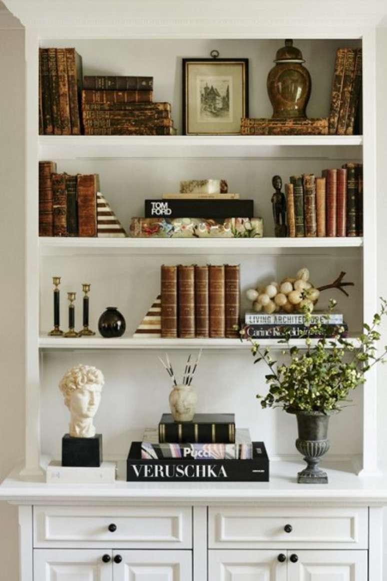 18. Enfeites para estante com livros e vasos de flores – Foto Mignon nedecor