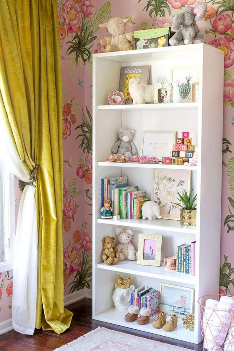 58. Quarto infantil com enfeites para estante de ursinhos e livros infantis – Foto Style by Emily Henderson