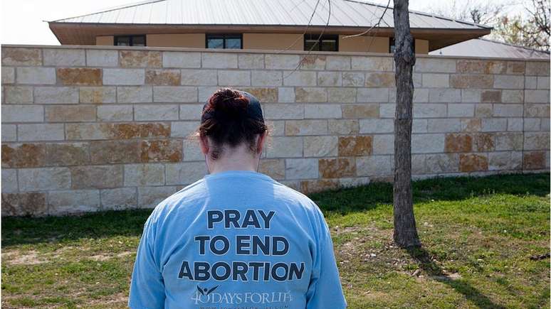 Ativista anti-aborto reza em frente a clínica no Texas