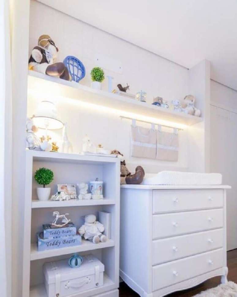 32. Decoração clean para quarto branco com cômoda para bebê com trocador – Foto: Pinterest