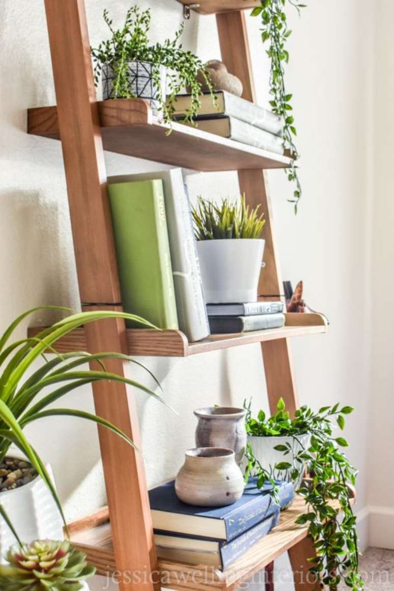 56. Plantas e livros na estante escada – Foto Jessica Welling Interios