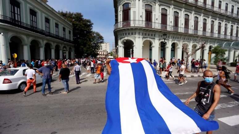 Alguns vídeos mostram dezenas de apoiadores do governo com faixas de Fidel Castro, bandeiras cubanas e do Movimento 26 de Julho