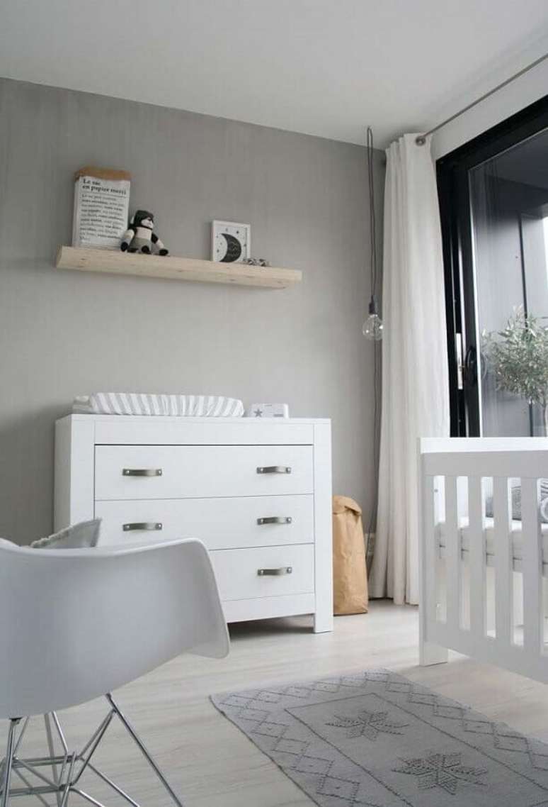 47. Quarto cinza decorado com cômoda de bebê com trocador branca – Foto: Deco & Home