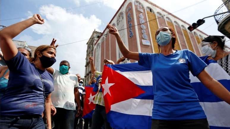 Centenas de cubanos também se manifestaram neste domingo a favor do governo, tanto em Havana como em algumas províncias